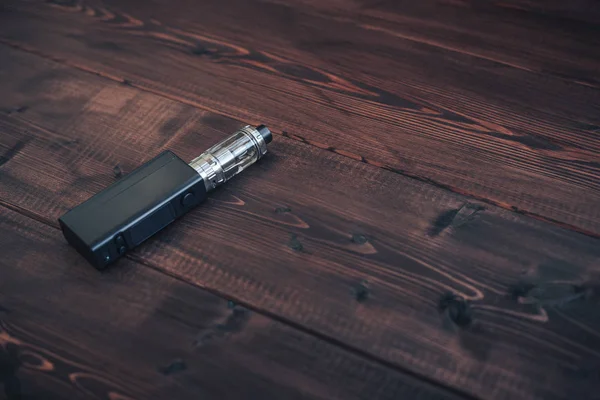 E-cig mod ή ηλεκτρονικό τσιγάρο για vaping σε φόντο ξύλινο τραπέζι — Φωτογραφία Αρχείου