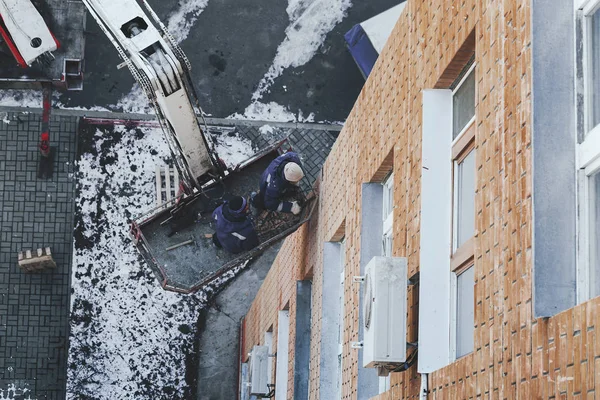 Trabajadores en la reparación de grúas casa plana moderna — Foto de Stock