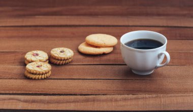 Kahve ve bisküvi kahverengi ahşap tablo.