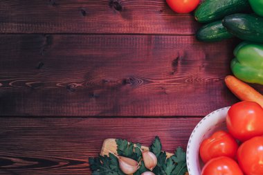 Ahşap arka plan üzerinde kopya alanı ile yukarıdan taze çiftçi sebze