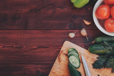 taze sebze. kesme tahtası. salatalık, domates, salatalık, biber, sarımsak