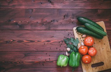 taze sebze kesme tahtası üzerinde. domates, salatalık, biber, sarımsak