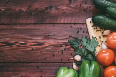 taze sebze kesme tahtası üzerinde. domates, salatalık, biber, sarımsak, baharatlar