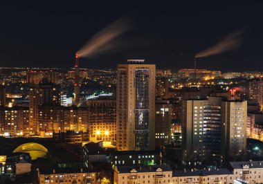 Gece ışıklı modern mimarisi ile büyük bir şehrin muhteşem manzarası. Voro