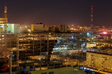 Modern bir Bina İnşaatı üzerinde gece manzara çatıdan. Voronej