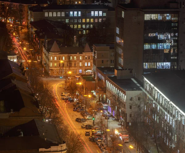 Vista desde el techo en la calle de la ciudad de noche, casas, coches. Voronezh. Concepto moderno de ciudad — Foto de Stock