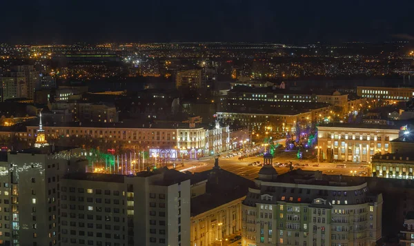 Mysterieuze dramatische nacht stadsgezicht panorama van Voronezh stad. Moderne stad — Stockfoto