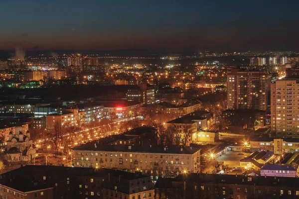 Ciudad por la noche, escena panorámica de Voronezh. luces de noche, casas modernas, skysc —  Fotos de Stock