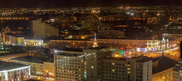 Bela vista do centro da cidade noturna de Voronezh. Luzes noturnas, edifícios, estradas — Fotografia de Stock