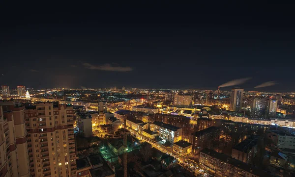 Pemandangan panorama Voronezh kota pada malam hari dari atap bangunan tinggi, Rusia — Stok Foto