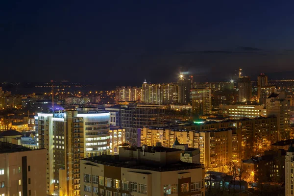 Misterioso panorama nocturno dramático paisaje urbano vista de la ciudad de Voronezh — Foto de Stock