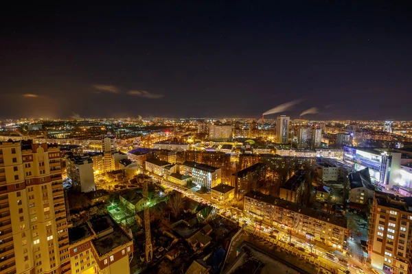 Vista de la ciudad nocturna. Casas, luces nocturnas. Ciudad de Voronezh . — Foto de Stock