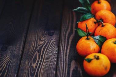 ahşap arka plan yapraklarda ile sulu olgun mandalina. Üstten Görünüm. Sağlık