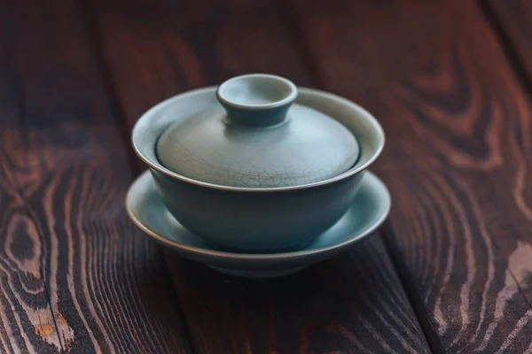 木製の背景に中国茶道の Gaiwan または紅茶のカップ。コピー スペース. — ストック写真