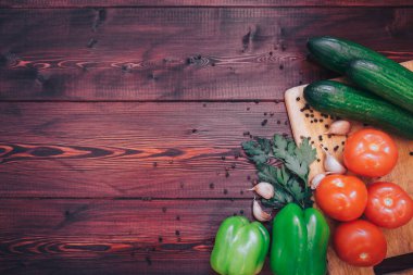 Ahşap arka plan üzerinde kopya alanı ile taze çiftçi sebze yukarıdan. Üstten Görünüm