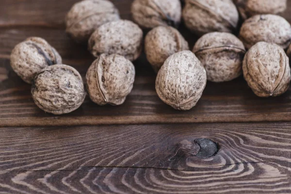 Kacang kenari alami dengan latar belakang kayu. tutup tampilan — Stok Foto