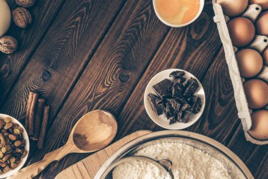 malzemeler ve bir pasta, un, tereyağı, çikolata, yapmak için Araçlar yumurta, fındık