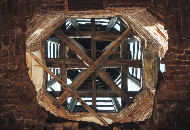 İçeride kilise veya manor veya kale manzaralı kadar harap tower adlı terk