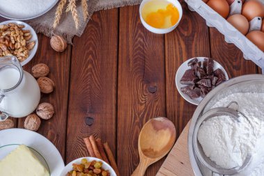 ahşap rustik mutfak kurulu cook kek için organik maddeler ile Üstten Görünüm