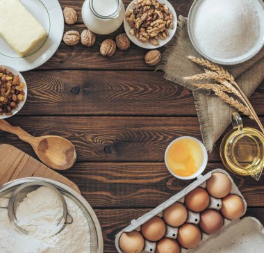 Ekmek tarifi metin arka plan üzerinde rustik ahşap masa üstü görünümü. Pasta pişirme