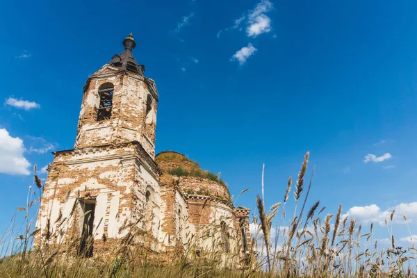 Verlaten ruïnes van bakstenen kerk in veld of mansion, manor of oude kasteel — Stockfoto