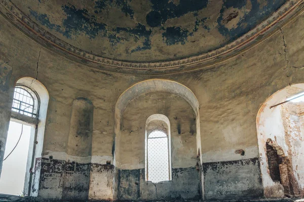 Terk edilmiş mansion, hall, görünümü içinde. 