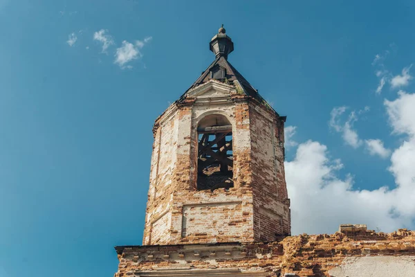 Torre arruinada da antiga mansão ou igreja abandonada — Fotografia de Stock