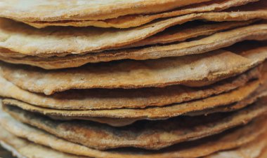 Bir pasta pişirme için uçuş, yakın çekim. mutfak konsepti. ev yapımı kek 