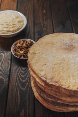 Karanlık ve huysuz arka plan pişirme, pişirme malzemeleri pastası. Dikey görüntü