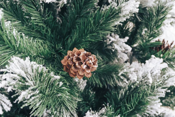 Christmas tree with pine cones and snow. festive new year and Christmas mood — Stock Photo, Image