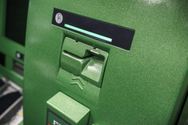 Yeşil Atm makine veya bankamatiğe makine, kredi kart için yuva. görüntüyü kapat