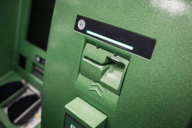 Yeşil Atm makine veya bankamatiğe makine, kredi kart için yuva. görüntüyü kapat