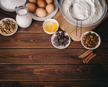 Rustik ahşap zemin üzerine ev yapımı hamur işleri için malzemeler pişirme Üstten Görünüm