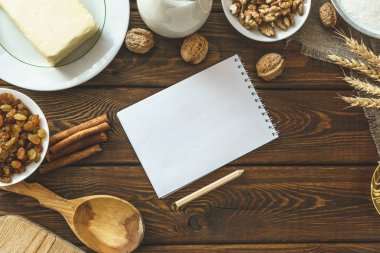 Karanlık rustik ahşap adam üzerinde ev yapımı hamur işleri için malzemeler pişirme Üstten Görünüm