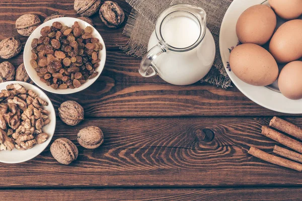 Backzutaten für hausgemachtes Gebäck auf dunklem rustikalem Holzgrund — Stockfoto