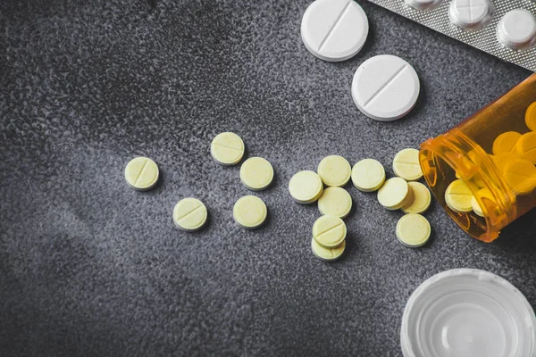 Κάτοψη του ιατρικής χάπια και δισκία με φιάλες πορτοκαλί χάπι για την υγειονομική περίθαλψη. — Φωτογραφία Αρχείου