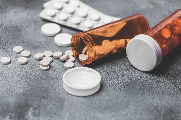 Medicine Pills and tablets with orange pill bottles for healthcare. medical help — Stock Photo, Image