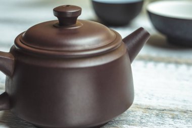 Yixing Clay rustik ahşap üzerine Çin çay töreni için geleneksel çaydanlık