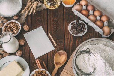 Karanlık rustik ahşap zemin üzerine ev yapımı hamur işleri için malzemeler pişirme. culinar