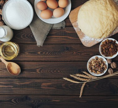 Üstten Görünüm kabartma malzemeler karanlık rustik ahşap zemin üzerine ev yapımı hamur işleri için