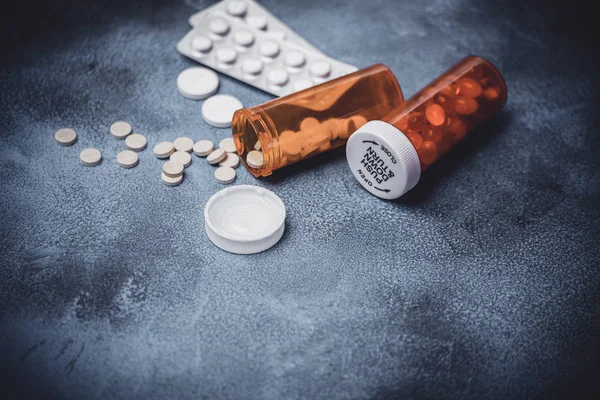 Ιατρική χάπια ή ναρκωτικά στο τραπέζι. υγειονομική περίθαλψη. προβλήματα με τα ναρκωτικά — Φωτογραφία Αρχείου