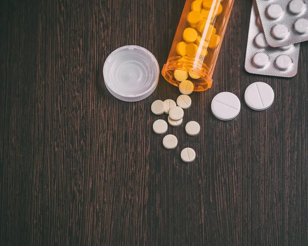 Top view of medicine Pills and tablets with orange pill bottle for healthcare. — Stock Photo, Image