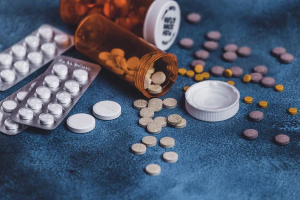 Medicamentos Comprimidos e comprimidos com frascos de comprimidos de laranja para cuidados de saúde. ajuda médica — Fotografia de Stock