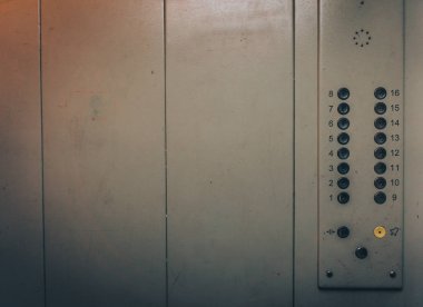 Asansör veya Asansör düğmeleri ve duvar iç kopya alanı ile içeride