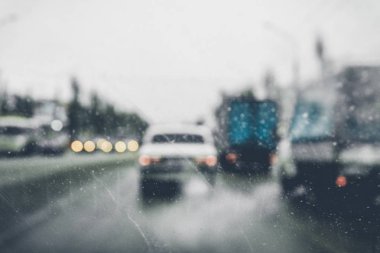 Şehir yol arabalar bulut gün ile arka plan bulanık