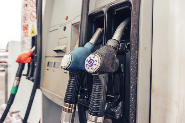 Yakıt dağıtıcı bir benzin ya da benzin istasyonuna yakın çekim