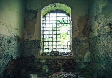 Eski terk edilmiş bir malikânede duvarlar peeling ile kırık pencere