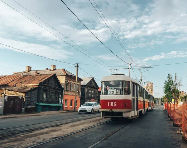 Stadtstraße in der Innenstadt, altes Holzhaus, alte Straßenbahn, samara, ru — Stockfoto