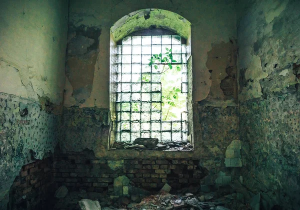 Ventana rota en una vieja mansión abandonada con paredes peladas —  Fotos de Stock