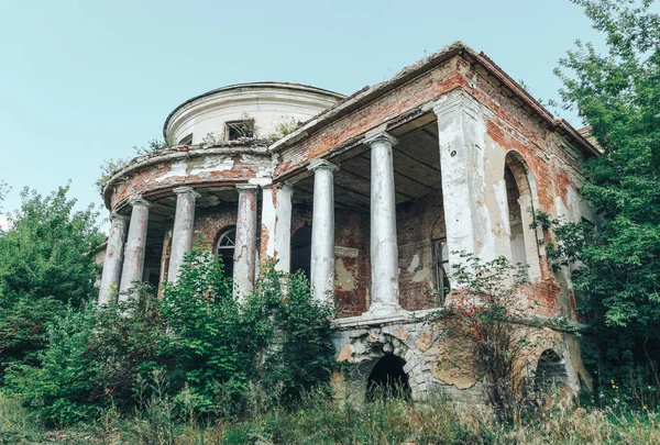 Кинутих руїни особняк, фасадом з колонами. Пензенська обл, R — стокове фото